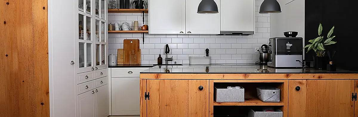Massgefertigte Küche aus Holz mit Kochinsel, gebaut von der Schmidheiny Schreinerei
