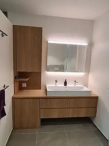 Badmöbel aus Holz mit integriertem Waschtisch