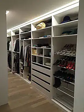 Begehbare Garderobe mit massgefertigten Regalen und Schubladen
