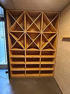 Massgefertigter Weinkeller mit rautenförmigen Holzregalen
