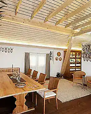 Rustikales Esszimmer mit Massivholztisch unter freiliegendem Balkendach