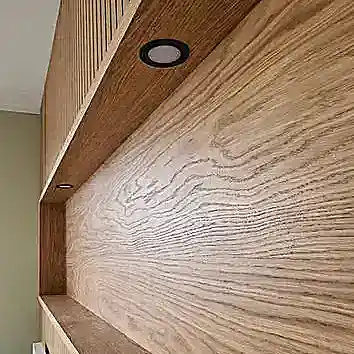 Detailaufnahme einer gefrästen Holzverkleidung