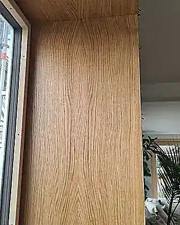 Sitzbank in Fensternische mit Fell und Pflanzen