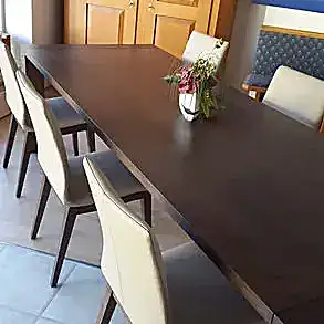 Esstisch aus Nussbaumholz mit gepolsterten Stühlen
